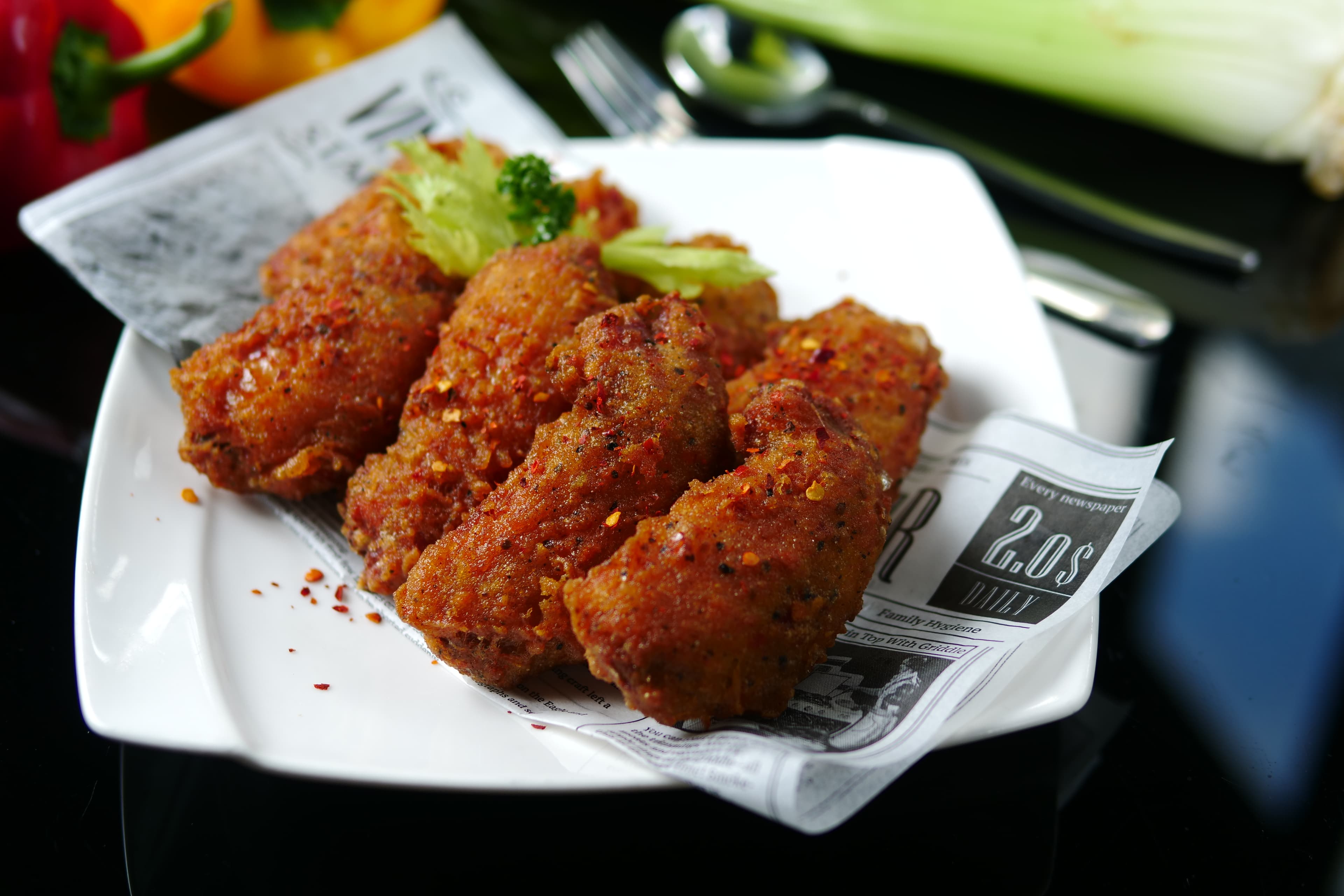 「BARCODE炸雞翅」麵衣薄酥如紗，卻連肉心都入味，得歸功於至少5小時的醃漬。（350元／份）