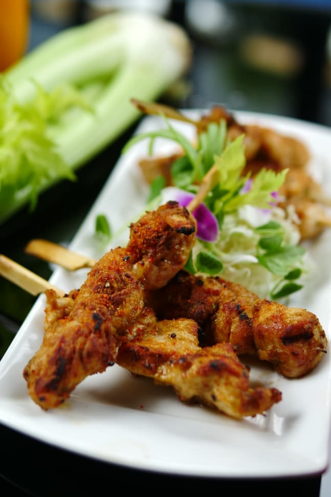 「孜然烤雞肉串」雞柳抓蛋清鎖住嫩度，孜然噴香惹味。（350元／份）