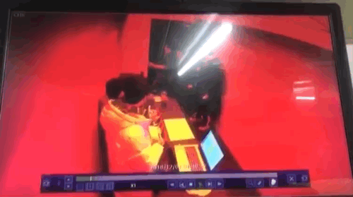 監視器畫面拍到女客人被強行從VIP通道帶走,員工只呆呆看著這一幕並未處理。(網路圖片)