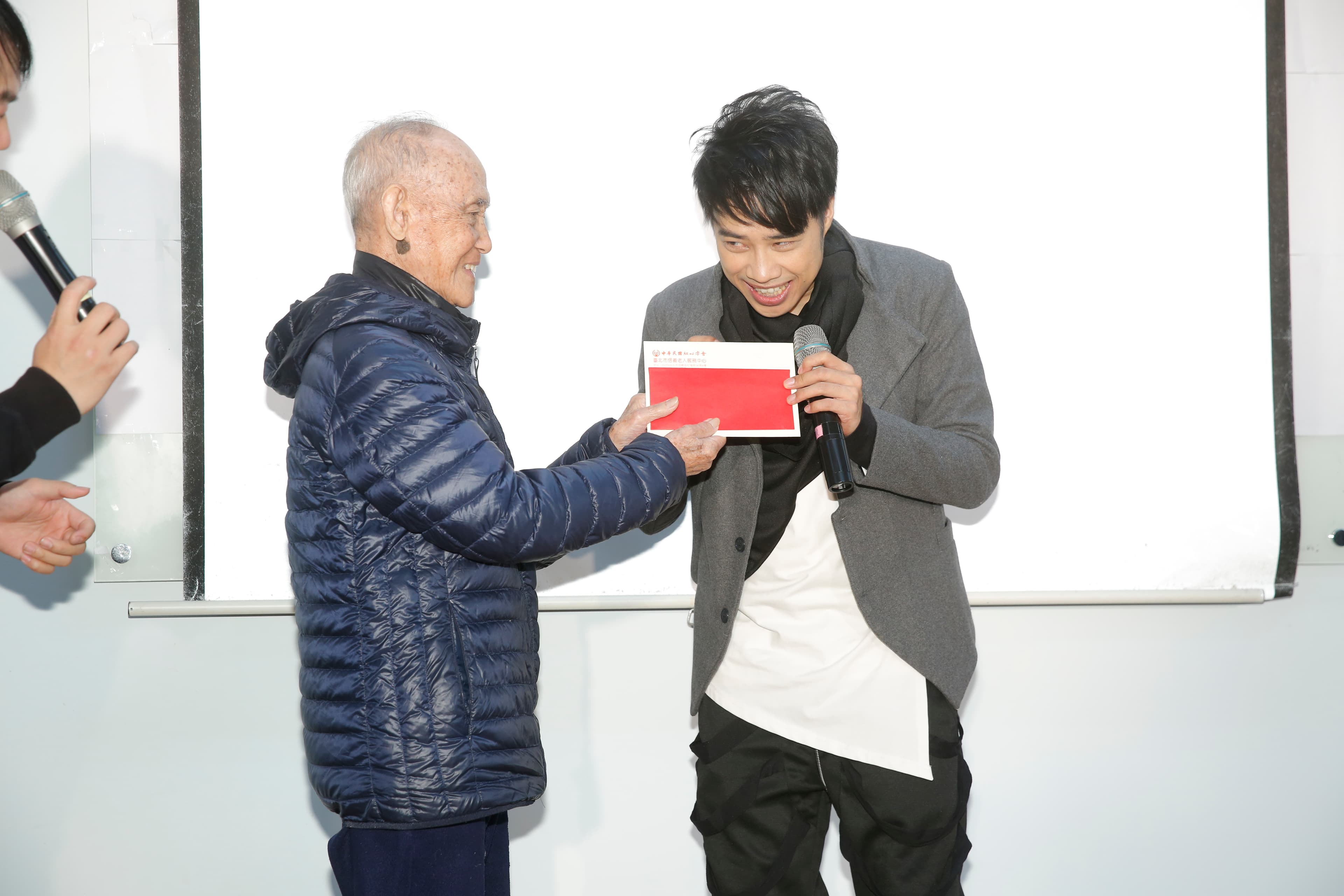 收到96歲老爺爺送的紅包,讓36歲的TANK又回到幼年時光。