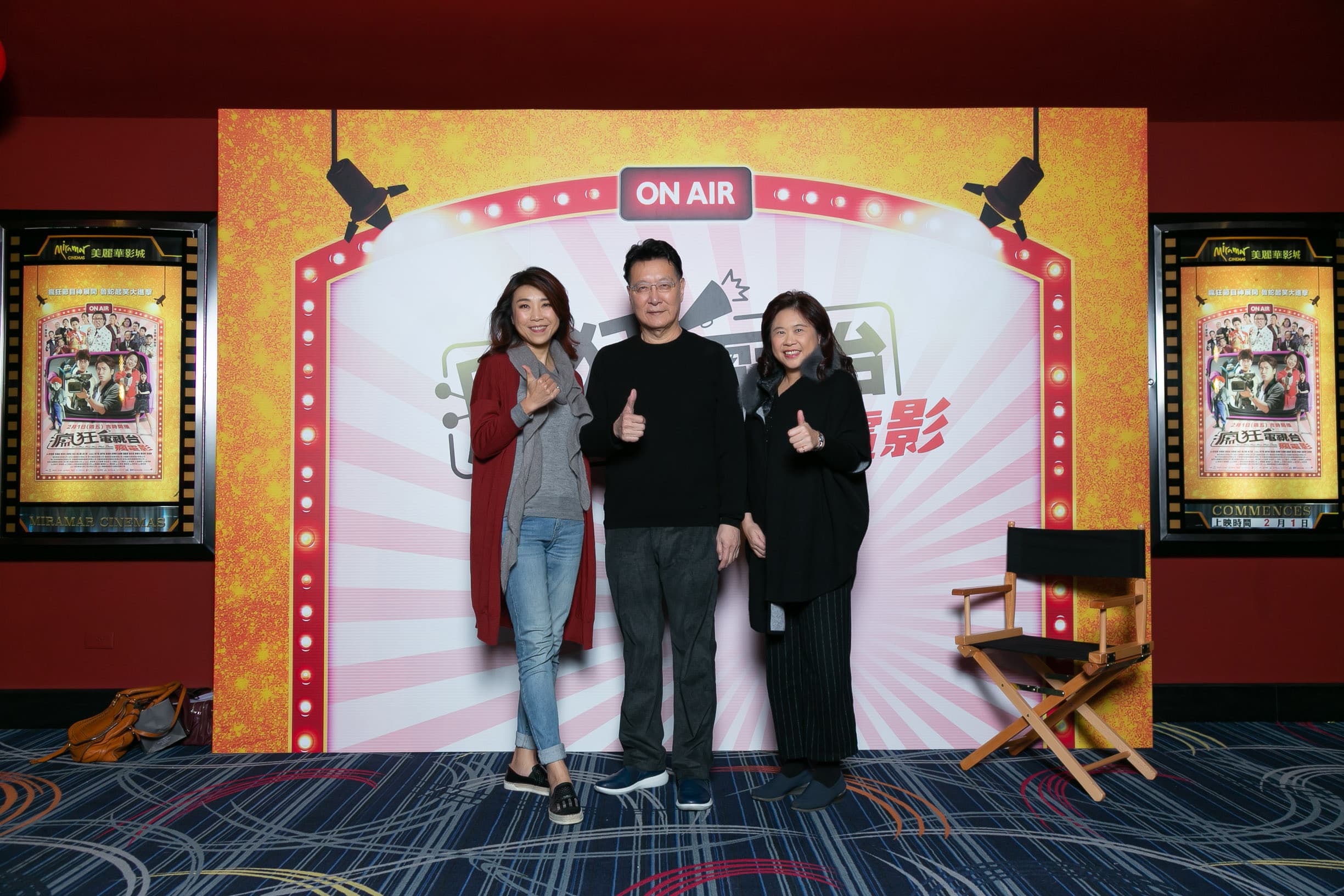 《瘋狂電視台瘋電影》首映會,在片中火上加油的名嘴蘭萱(左起)、趙少康、李永萍。(華納兄弟提供)