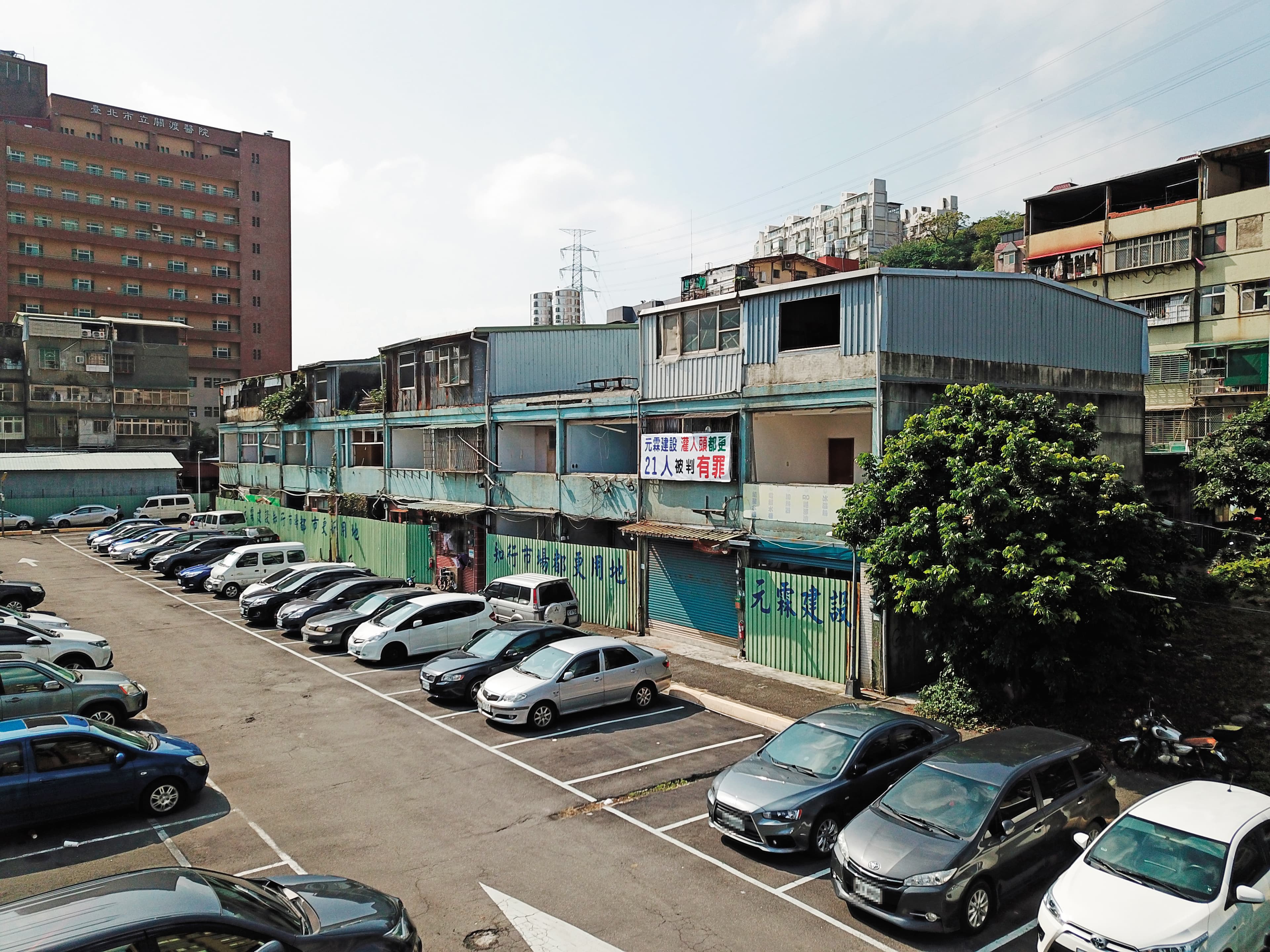 知行路都更案位於台北市立關渡醫院旁,建商原本打算興建2棟23層的大樓,總市值逼近40億元。
