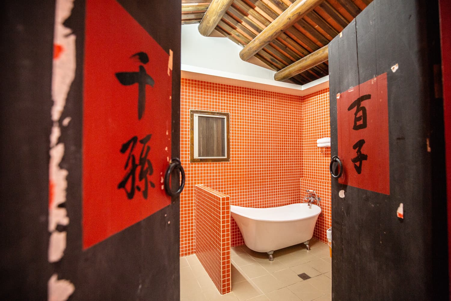 夢想館客房內,配備了金門古厝少有的浴缸。