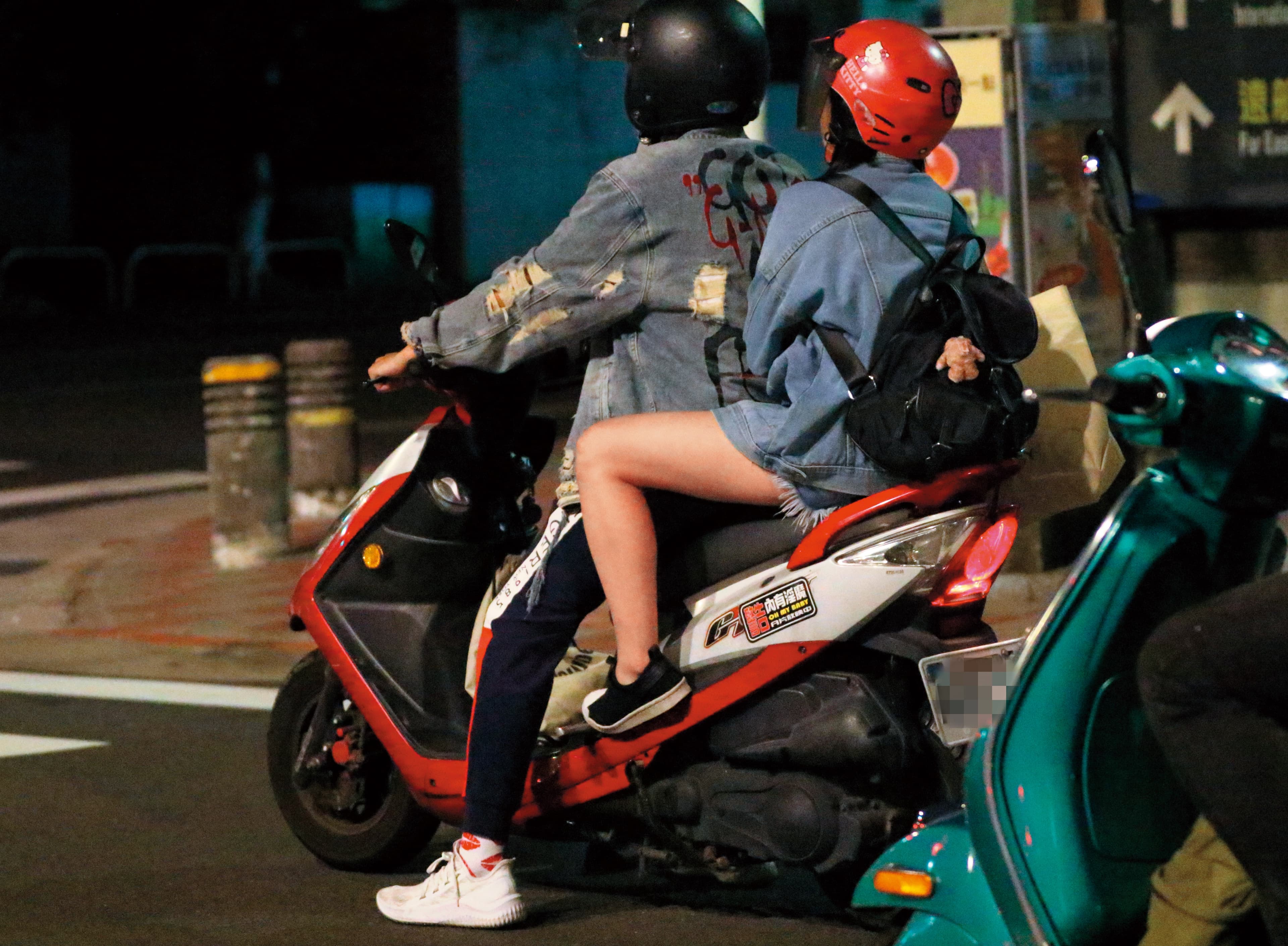 孫生騎機車載妹上演「彎道情人」，貼紙很有戲。