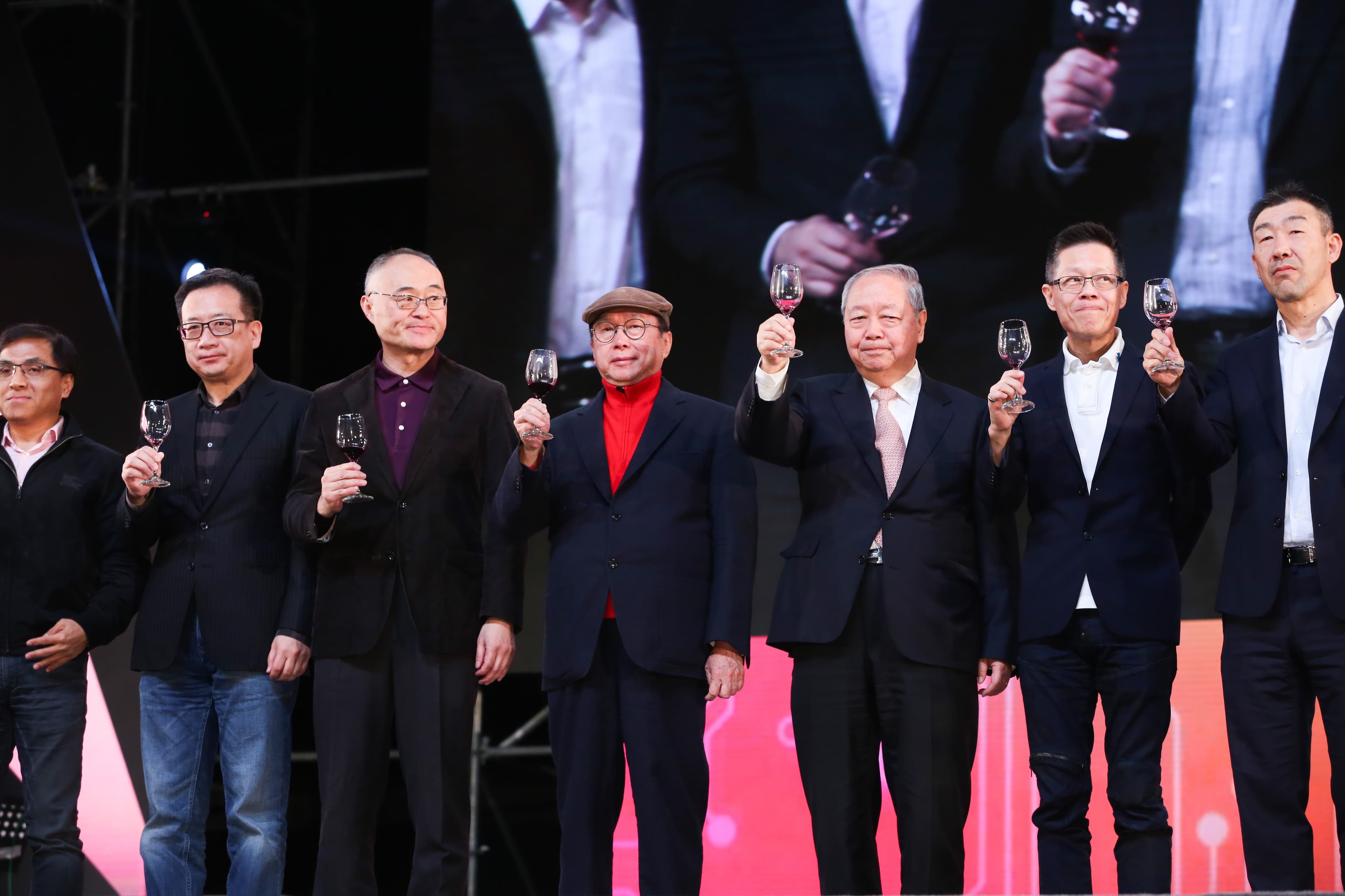 董事長林百里向員工信心喊話，「AI是未來30年最大的機會，廣達贏在起跑點了。」