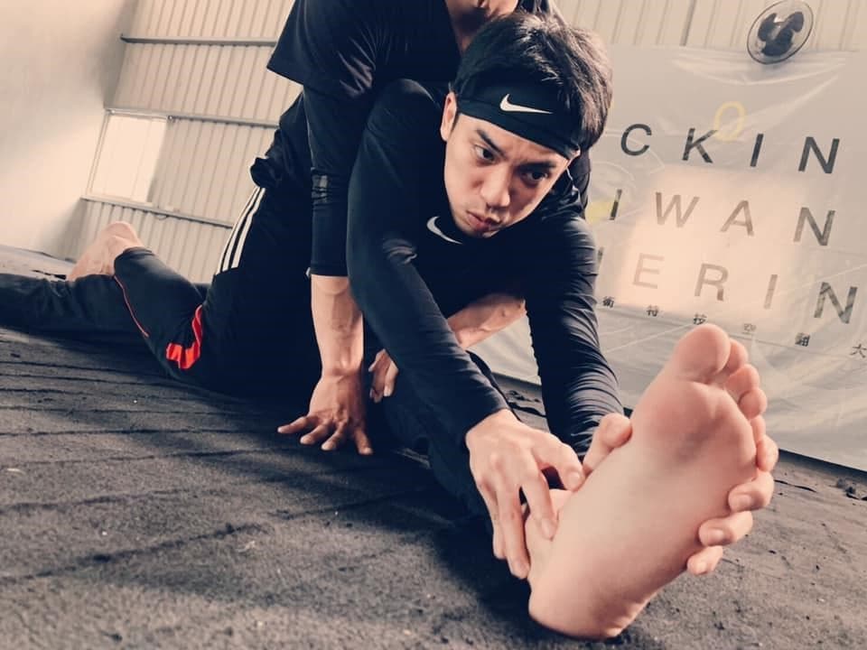 林哲熹最近學習中國武術,從拉筋、撕腿等基礎動作開始練起。(翻攝自林哲熹IG)