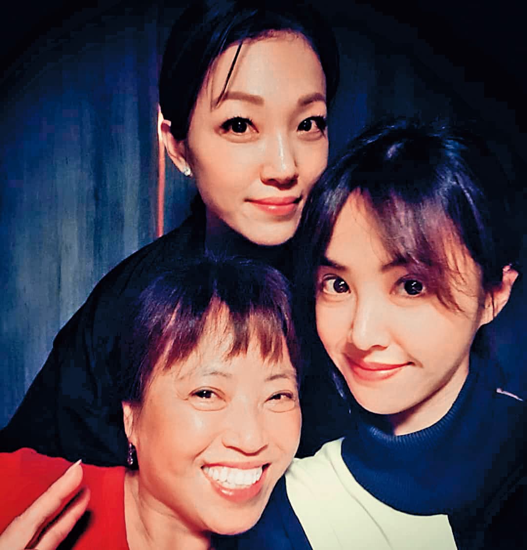 去年1月蔡依林秀出跟媽媽、姐姐的合照，母女3人超像。（翻攝自蔡依林IG）