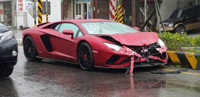 超過2千萬元的藍寶堅尼超跑,車頭嚴重毀損。(翻攝《北海岸全民聯盟公社》臉書)
