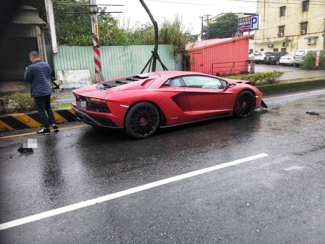 千萬超跑自撞安全島,車主在一旁尋求救援。(翻攝《北海岸全民聯盟公社》臉書)
