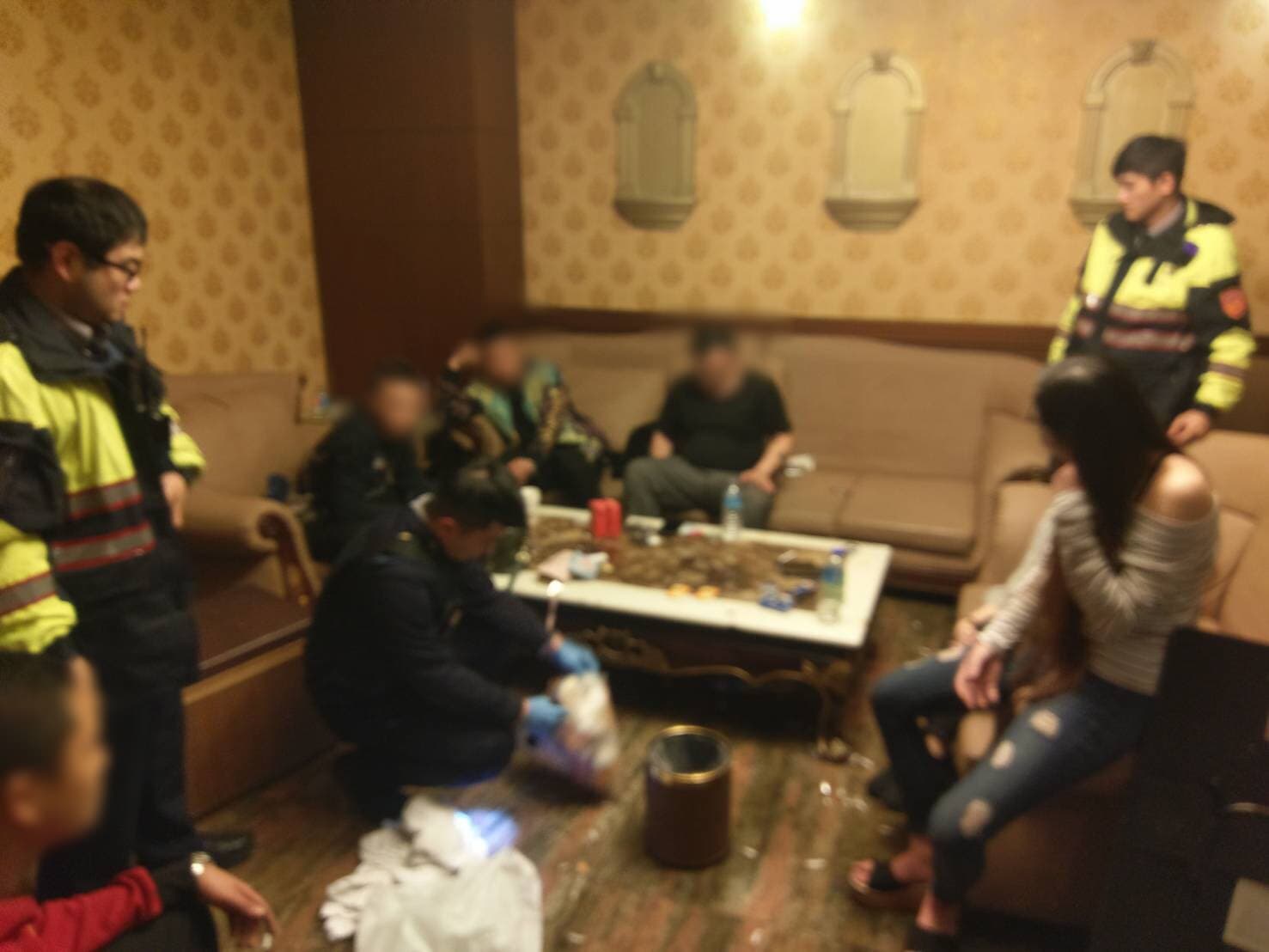 警方在摩鐵裡發現許多毒品。(翻攝畫面)