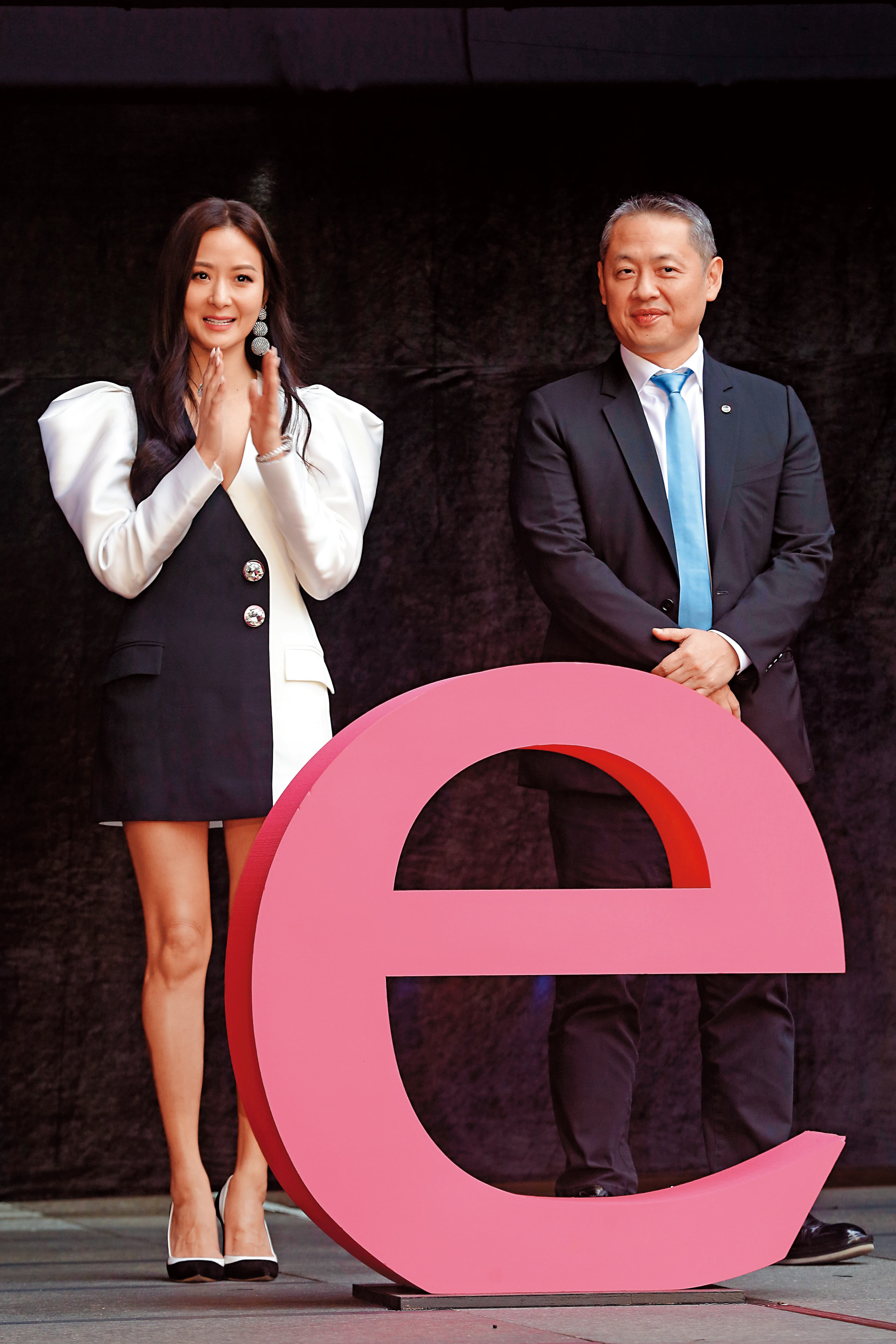 微風董事長廖鎮漢(右)近年動作頻頻,日前旗下南山微風開幕,更被業界喻為「最強美食百貨」。左為孫芸芸。