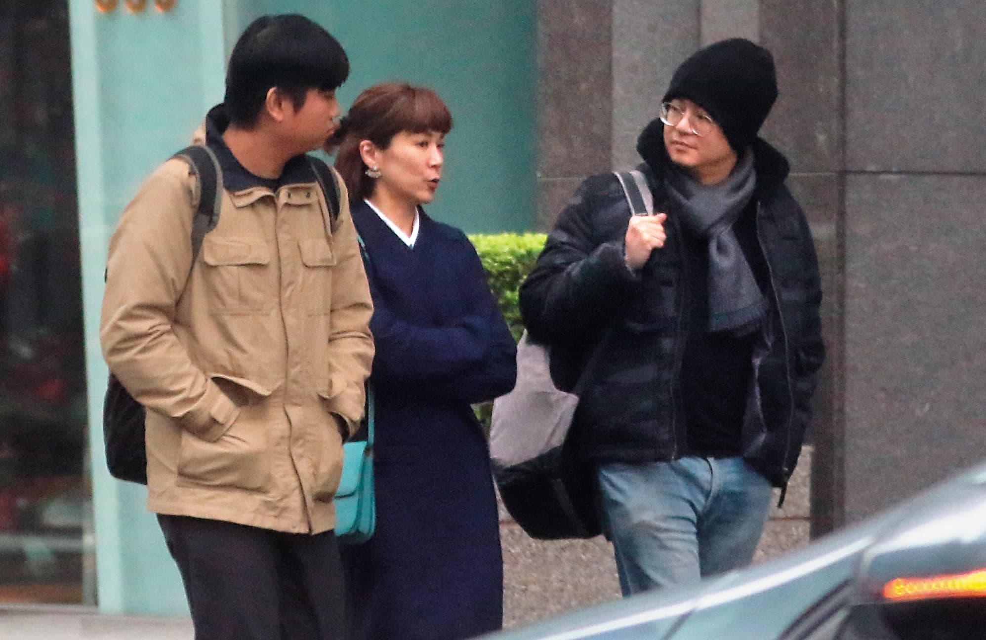 雖然陸元琪為母則強，本刊最近接獲爆料，其實小男友已經向她求婚，就是去接她、照片右邊的毛帽男。