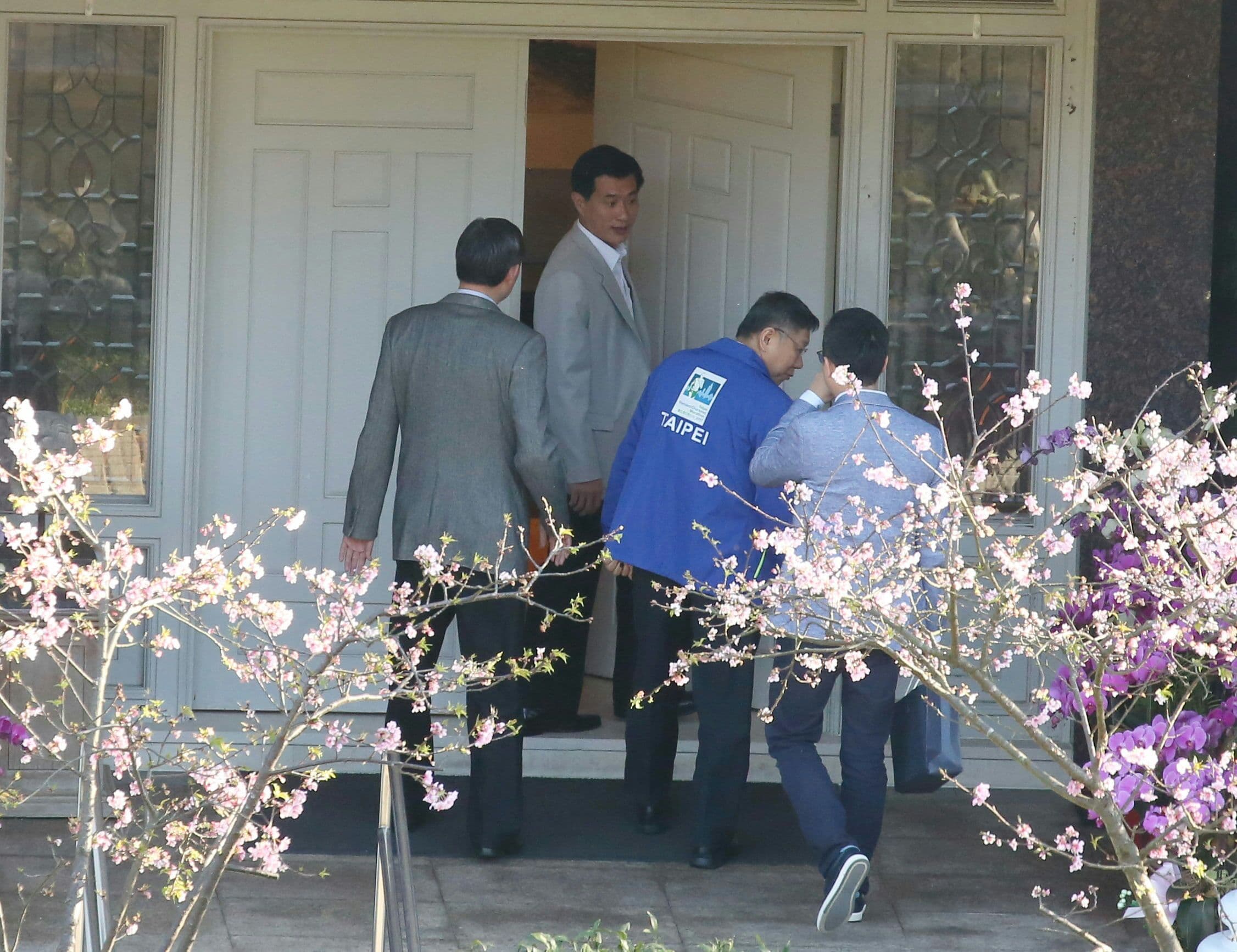 台北市長柯文哲(右2藍外套者)下午抵達翠山莊拜會前總統李登輝,柯的隨行祕書提著一盒伴手禮。
