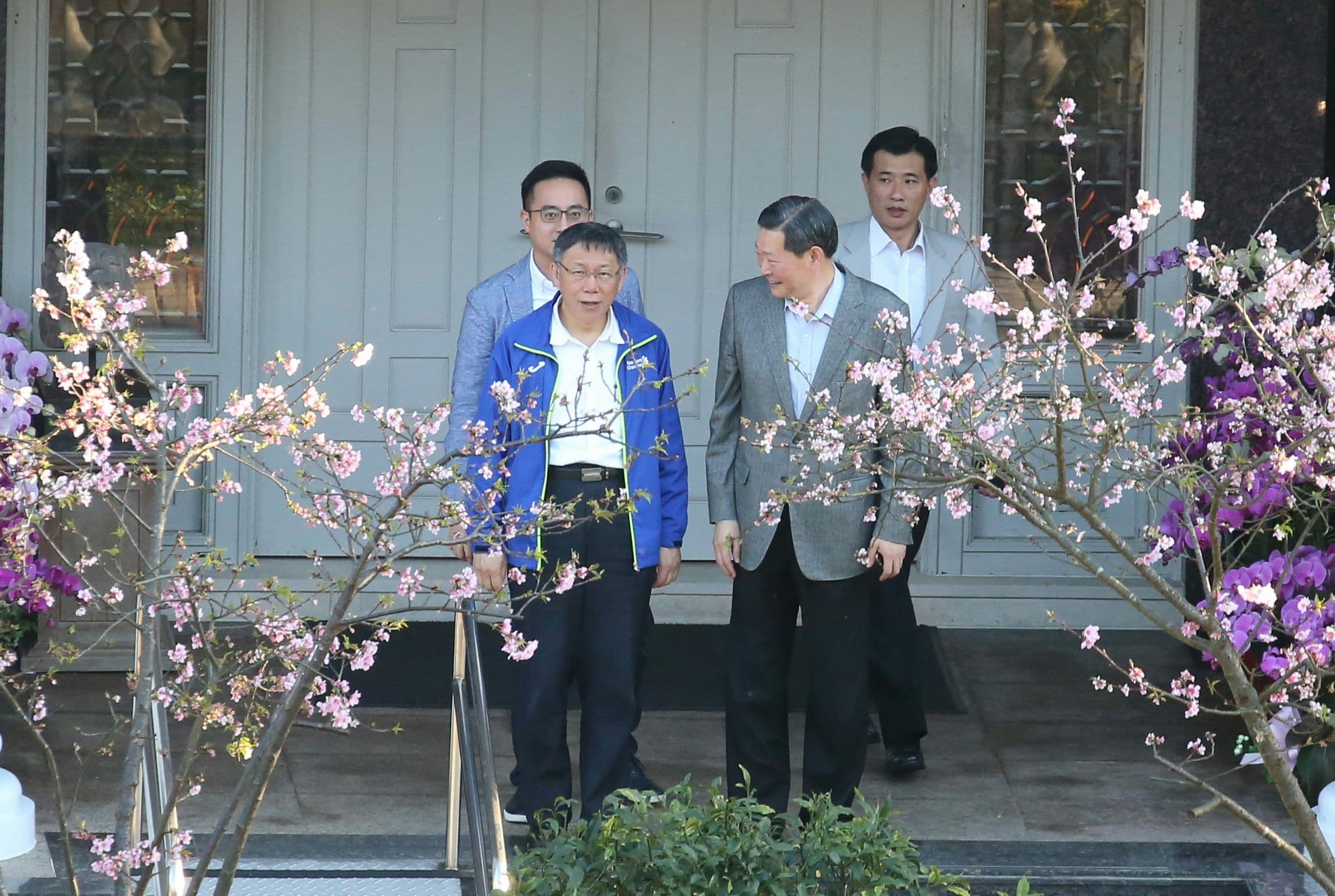 台北市長柯文哲在翠山莊停留約30分鐘後,由李登輝辦公室主任王燕軍送到門口。