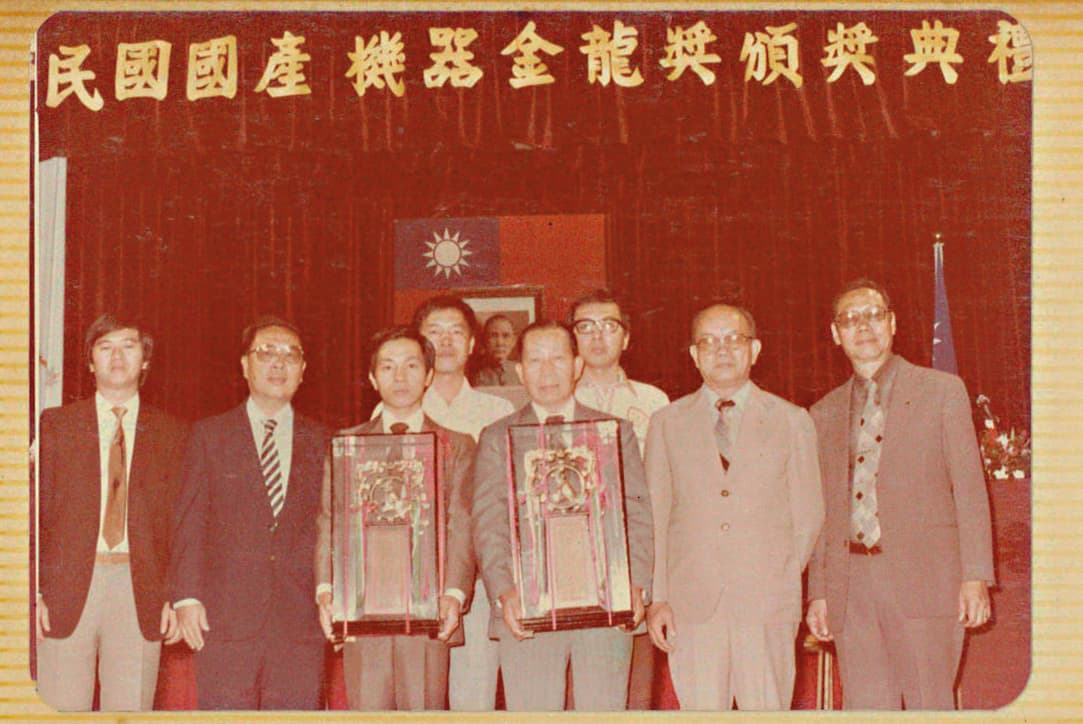 中部電機是由黃慶(前排右三)創立,第二代黃永安(前排左三)發揚光大,扎實的技術與產品獲得不少獎項。