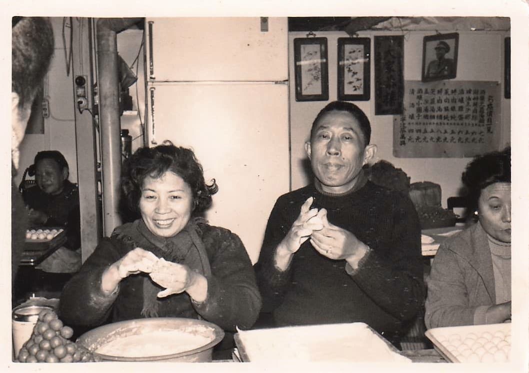 蔡萬興老店已有66年歷史,第一代創辦人曹國財(右)與周夏珍(左)擅長製作湯圓小點。(曹愛琴提供)