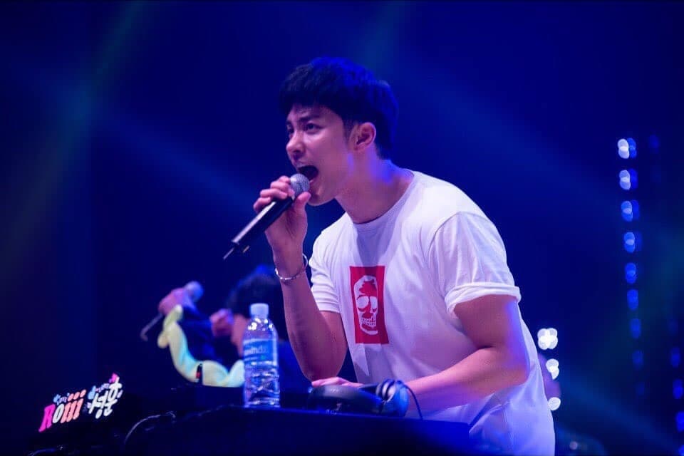 成勛在韓國見面會上表演DJ秀。（翻攝自成勛IG）