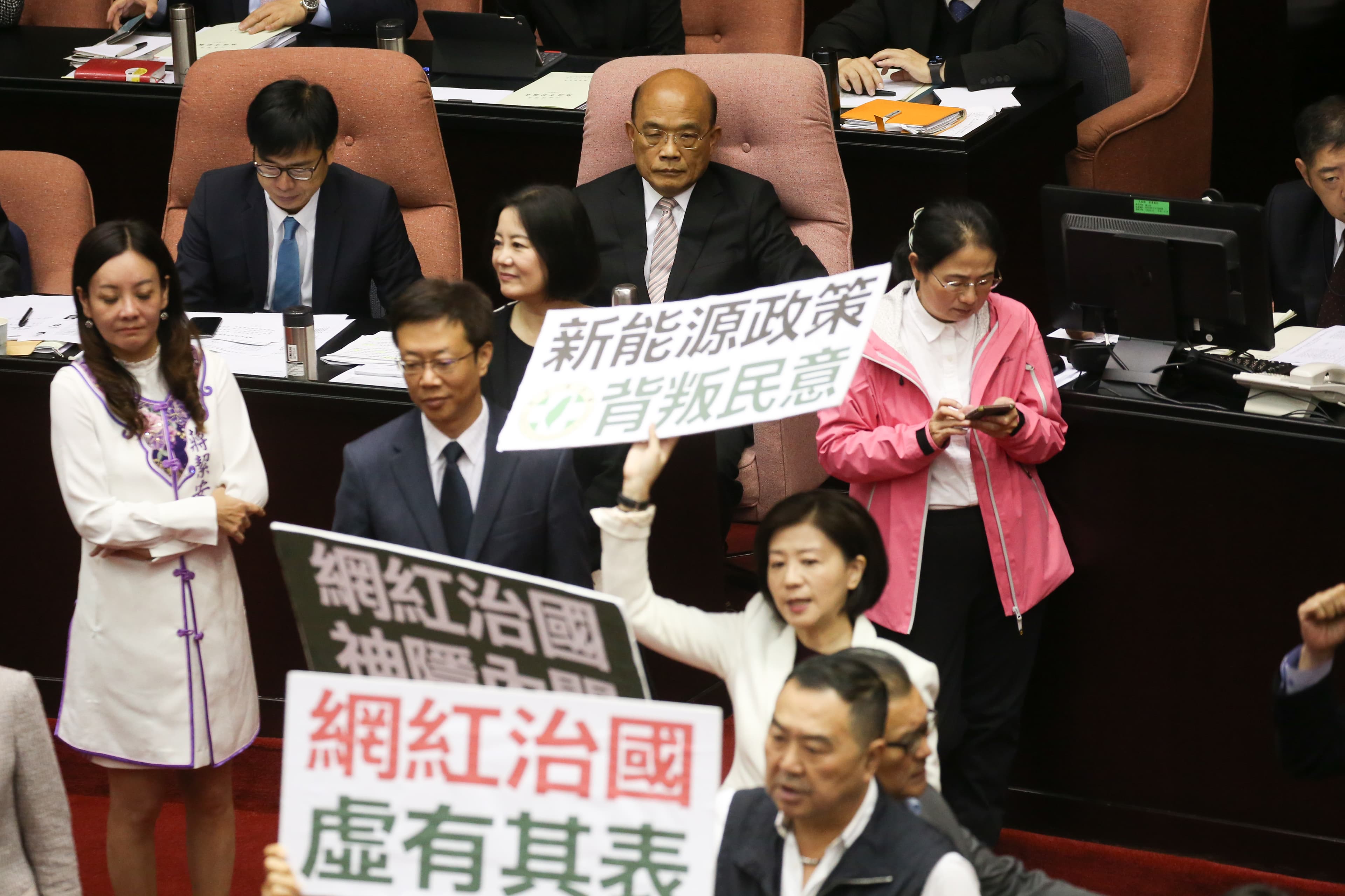 國民黨立委在蘇貞昌報告前舉標語抗議。