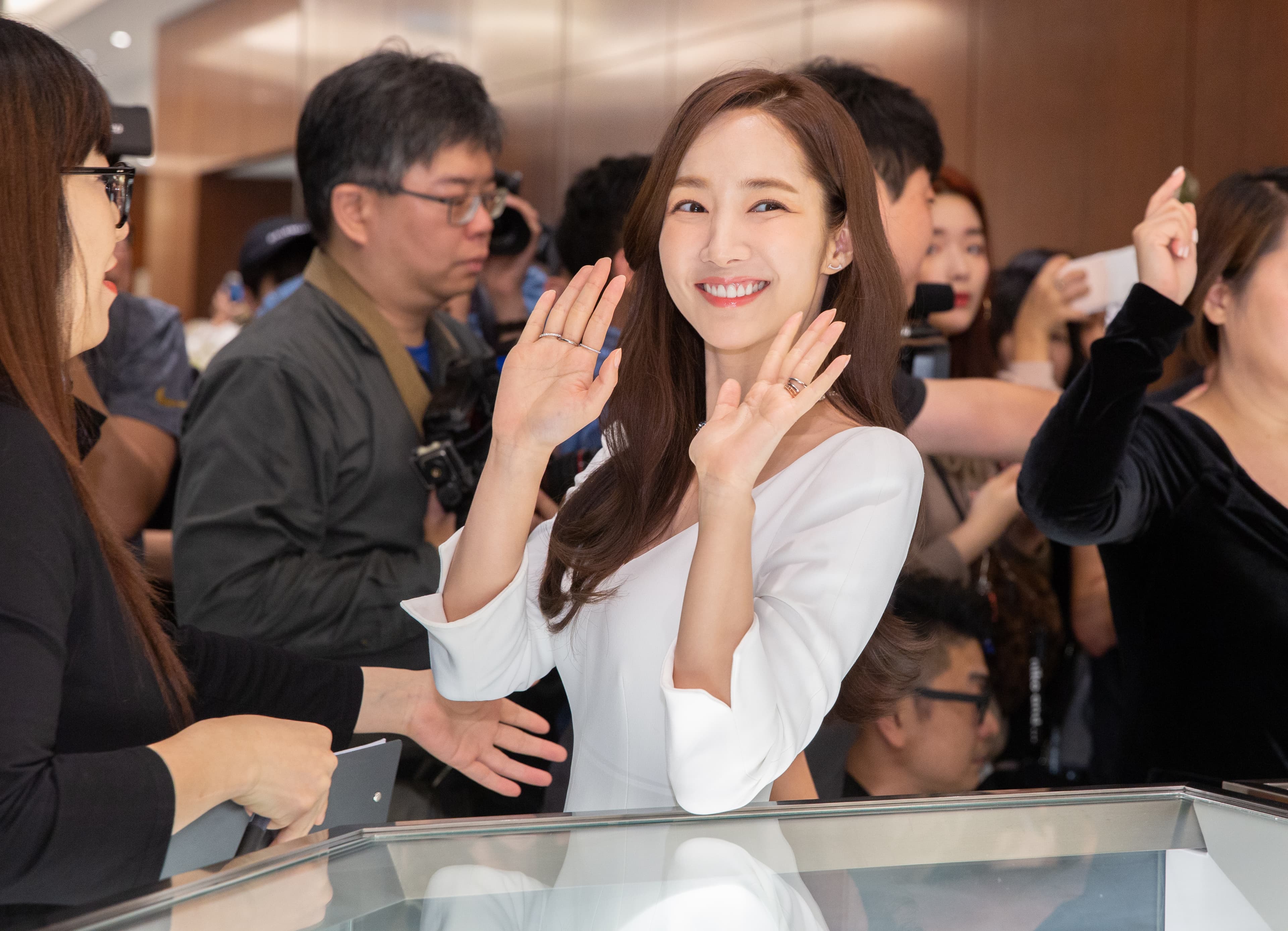 朴敏英以超過2400萬元的全身行頭,出席Tiffany & Co.的Tiffany True定情鑽戒新品發表會。