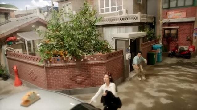 對比韓劇《家人之間為何這樣》(上圖),看得出賴聰筆對場景的用心與投入。(翻攝自YouTube)