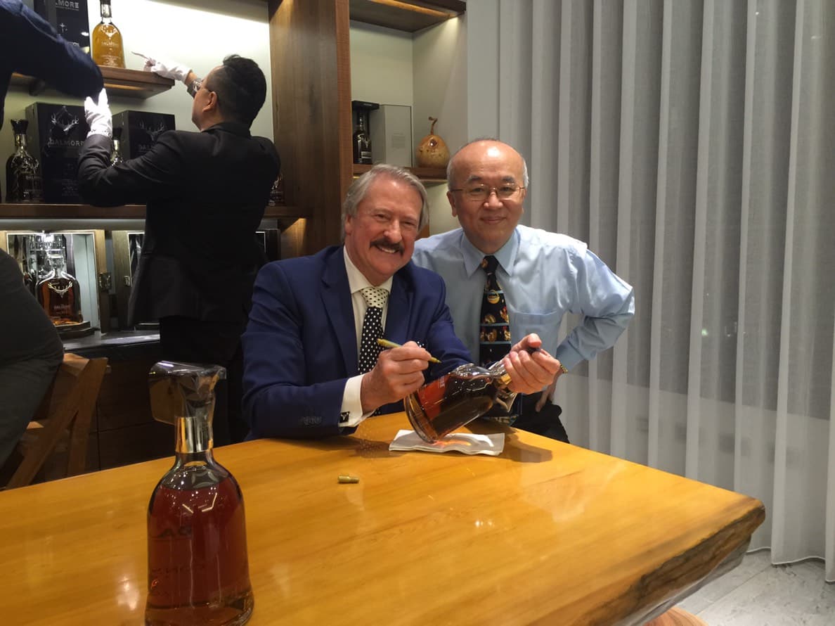 大摩首席調酒師Richard Paterson（左）來訪林仁博（右）的家，為每支藏酒簽名。（林仁博提供）