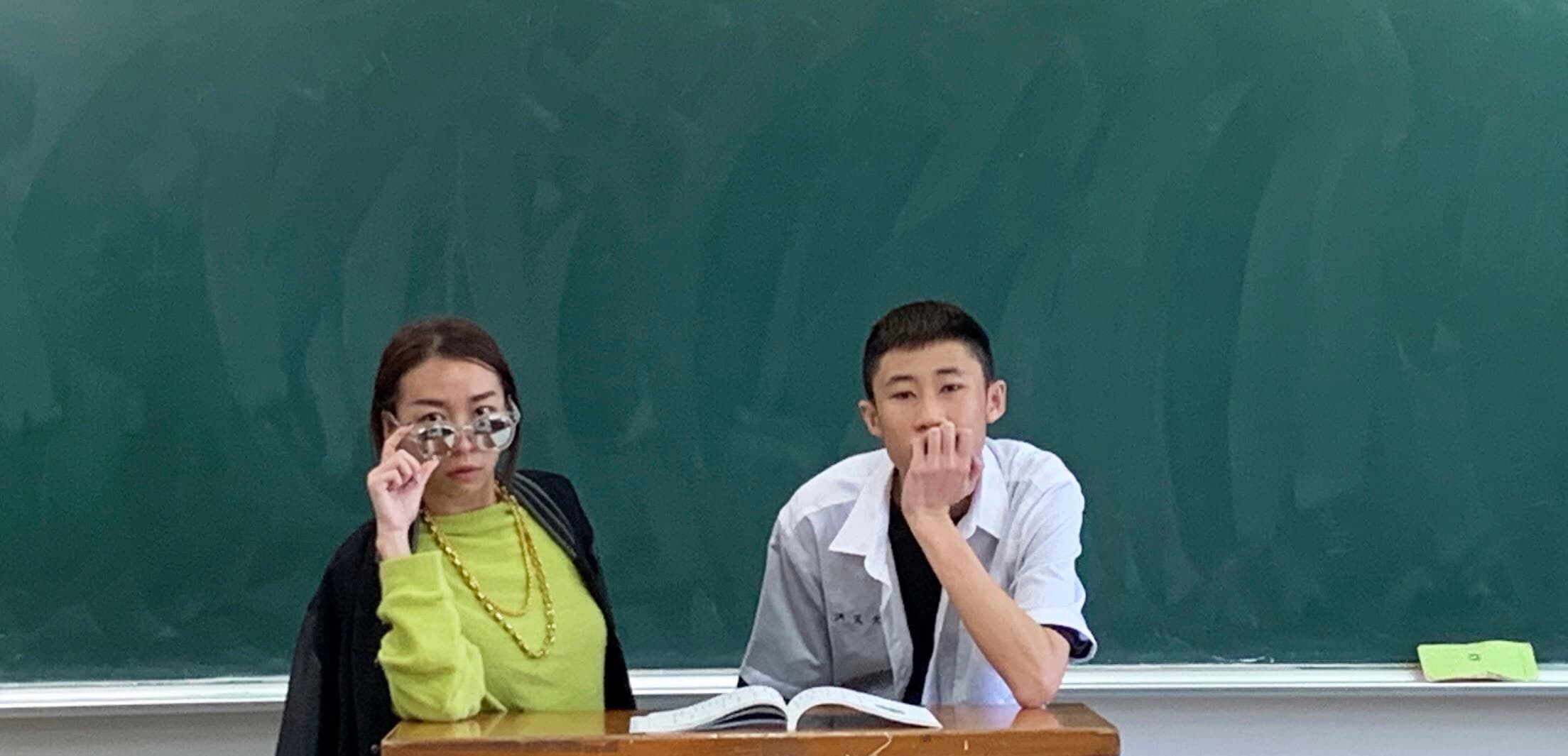 艾文同學本週推出最新單曲〈在教室〉。(混血兒娛樂提供)