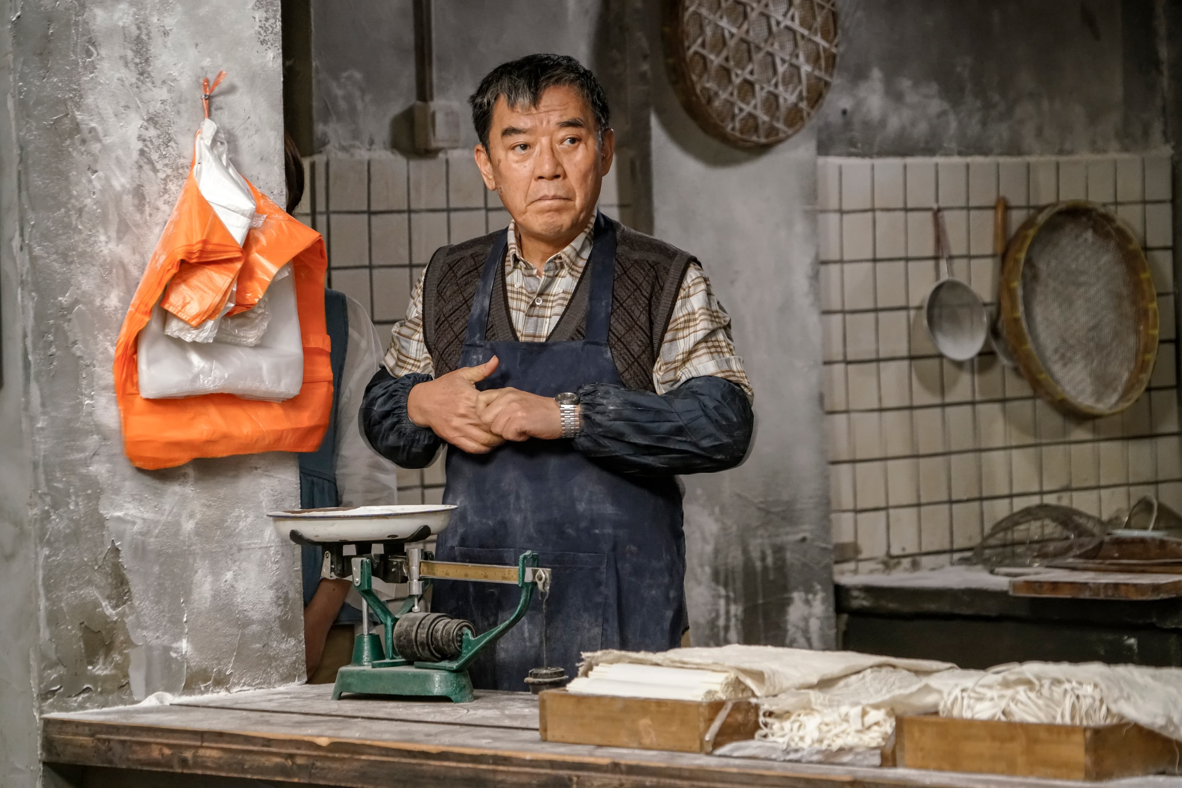 李立群劇中經營永福麵坊,拍攝前工作人員會利用麵坊器材現壓麵條當道具。(恩喬依提供)