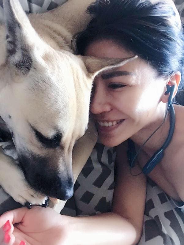 艾怡良認領愛犬之前,失眠了一個星期。(翻攝自艾怡良臉書)