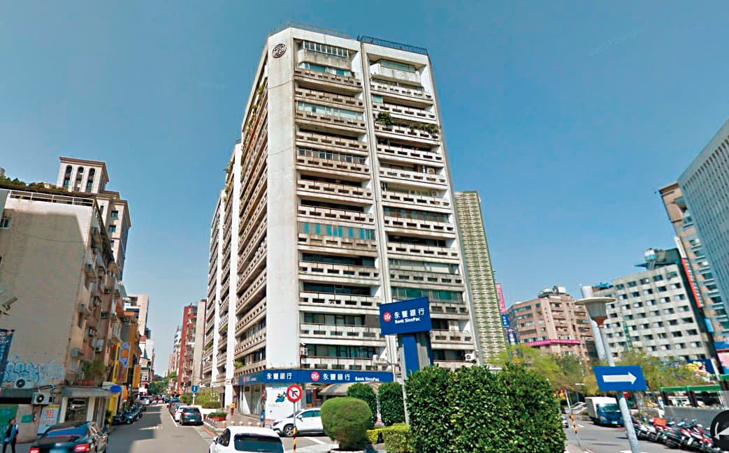 台北花園之前,哈林跟張嘉欣住在「一品大廈」,傳張嘉欣跟哈林的媽媽吵架,所以夫妻倆才趕在年前搬家。(翻攝自Google Map)