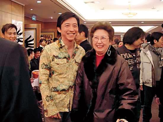 哈林(左)的媽媽張正芬(右)影響他的私生活甚鉅。(翻攝自新浪)