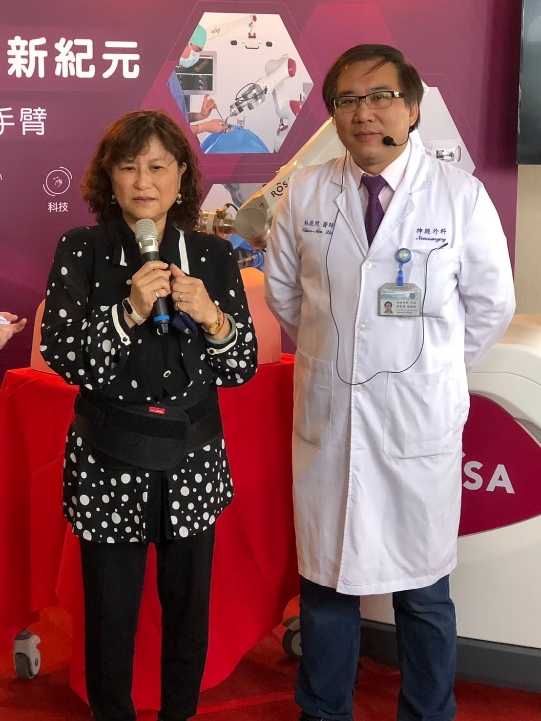 台北神經醫學中心副院長林乾閔用ROSA機器人替60歲的楊姓女子成功治療腰椎滑脫,精準置入骨釘,成為亞洲首例。(雙和醫院提供)