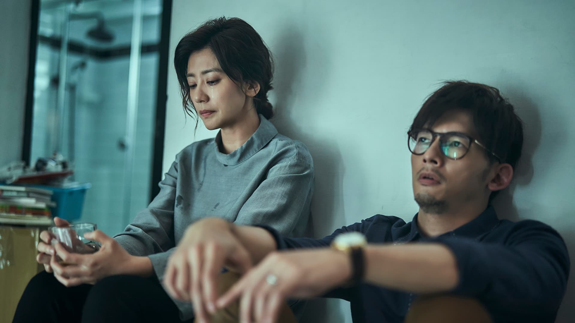 公視《我們與惡的距離》賈靜雯與溫昇豪詮釋受害者家屬神情悲痛。（公視提供）