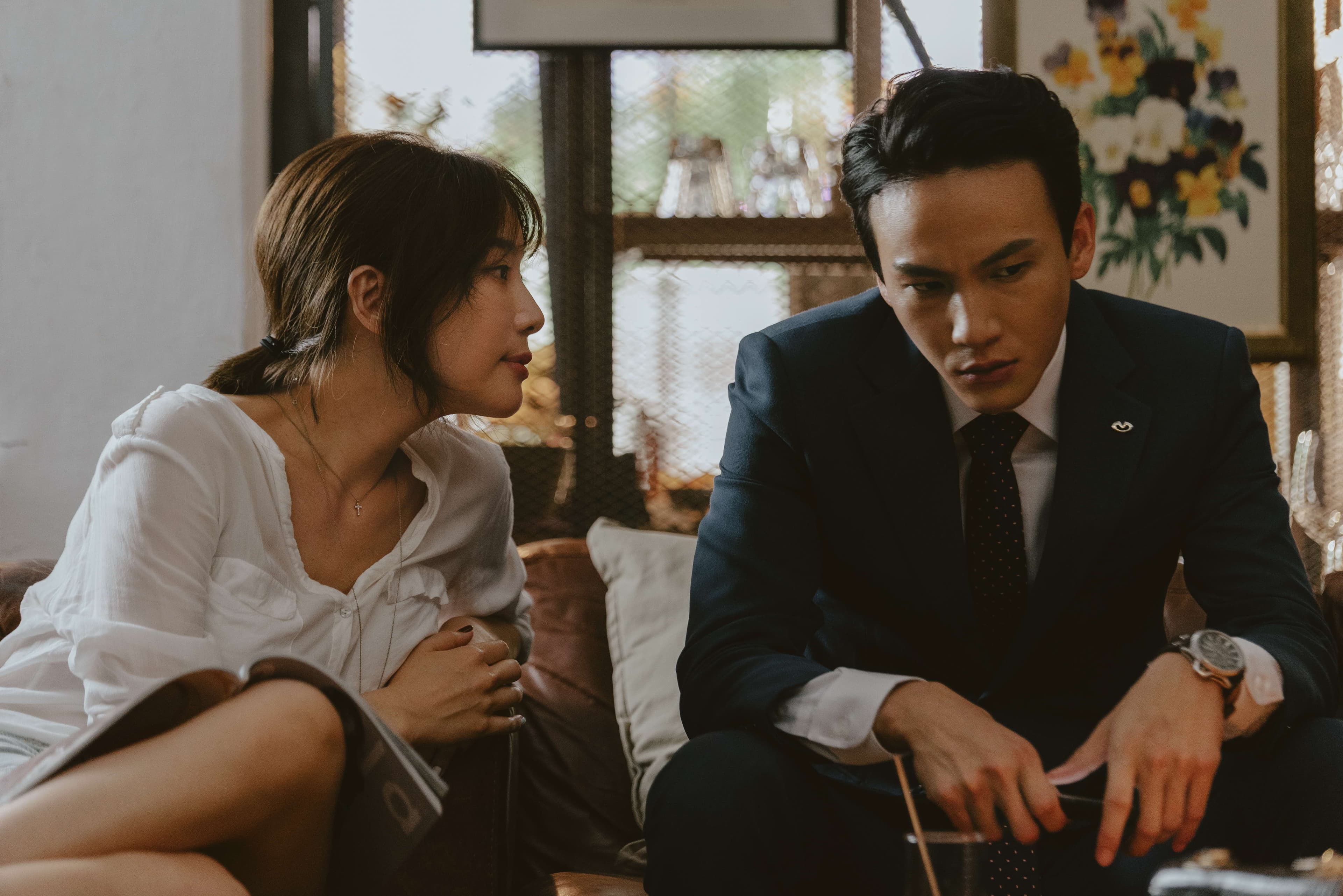 在公視《噬罪者》內蔡淑臻挑戰演出偷吃小鮮肉曹晏豪的人妻。(公視提供)