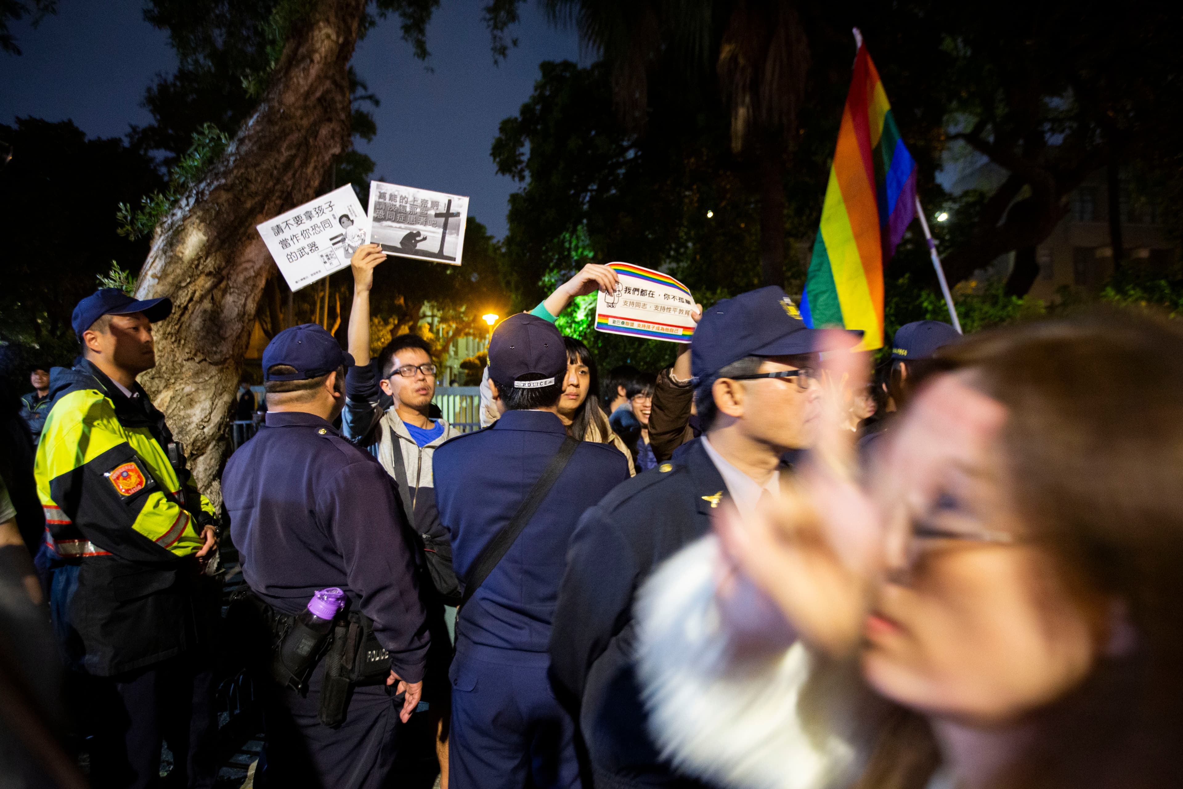 活動進行過程中有聲援婚姻平權人士到場表態,一位反同民眾行經前方時對鏡頭比出勝利手勢。