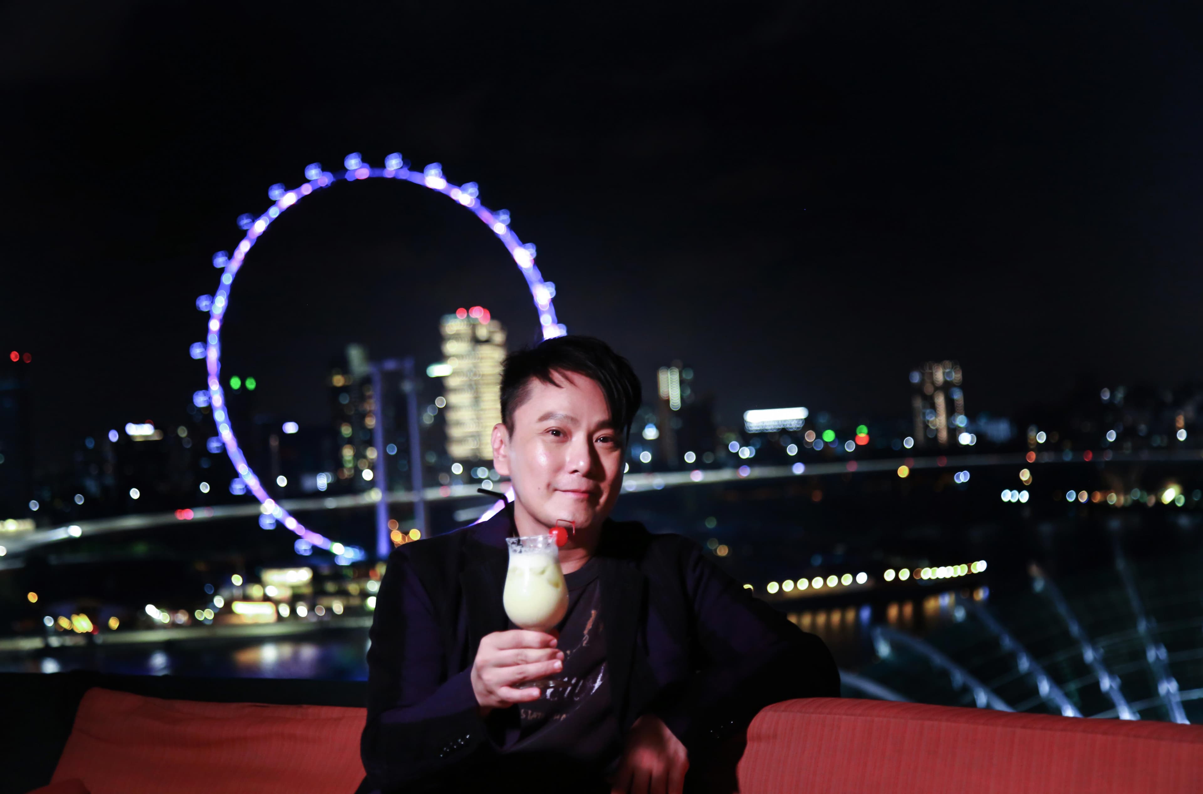 張信哲原本刻意變裝,但一路被歌迷認出乾脆拔下帽子、眼鏡。 (潮水音樂提供)