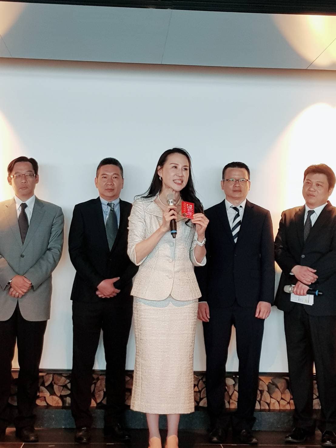 遠雄房地產總經理張麗蓉(前)以「持續成長、房市看溫穩」評估2019年房市,預期自家銷售成長10%。