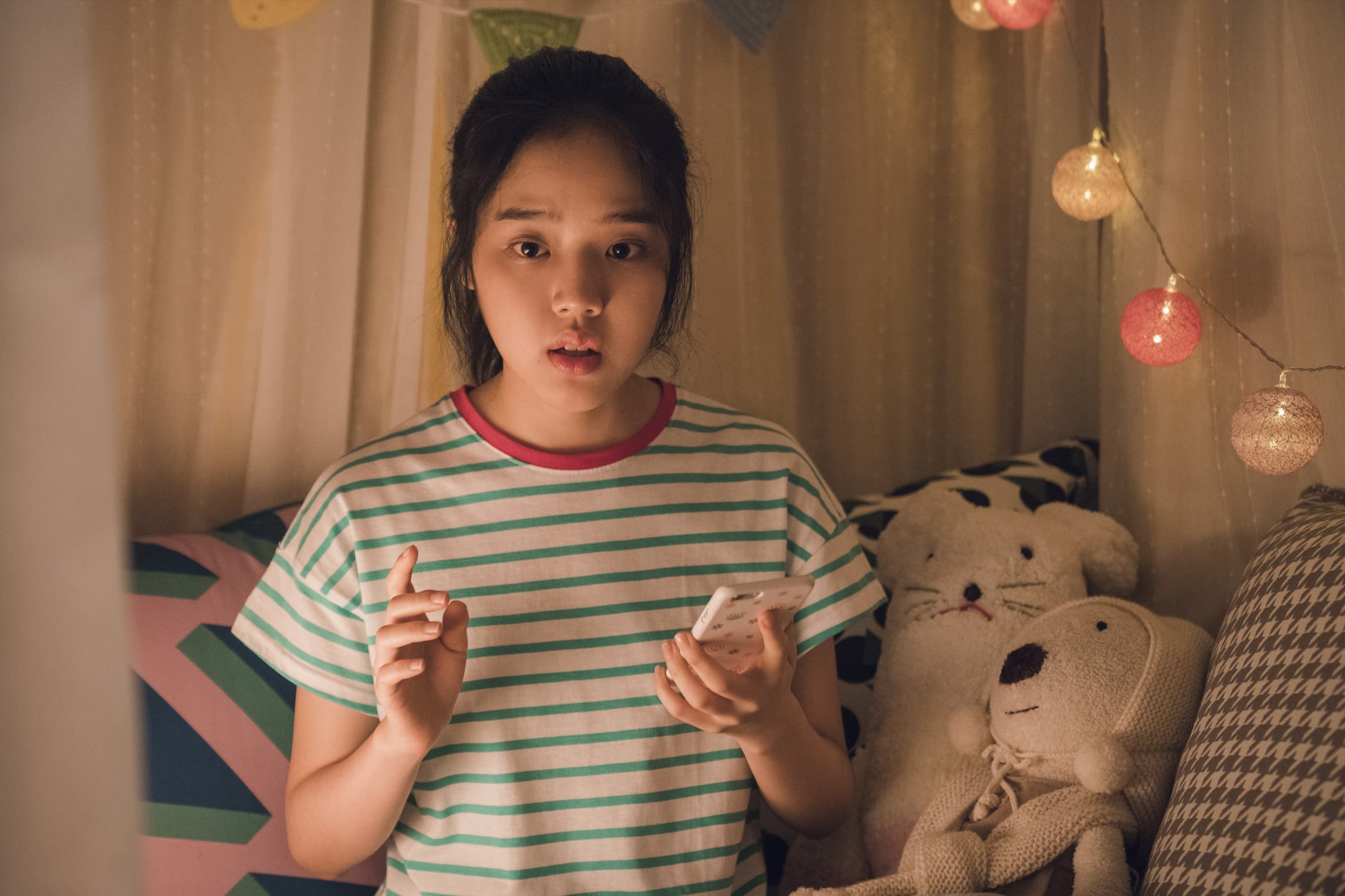 《與神同行》中活潑可愛的金香起挑戰飾演自閉症少女,繼朱智勛後又再度與歐巴男神合作。(甲上提供)