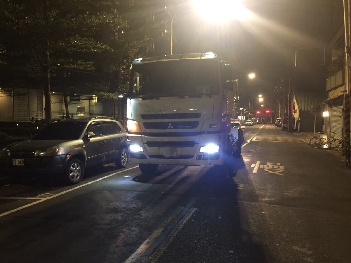 內湖分局交通分隊提醒民眾,車輛起駛時,駕駛人亦應隨時留意車前狀況。(警方提供)