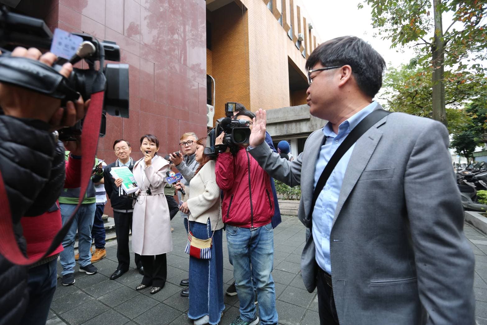 自稱是李新友人的男子(右)嗆郭新政害死李新。