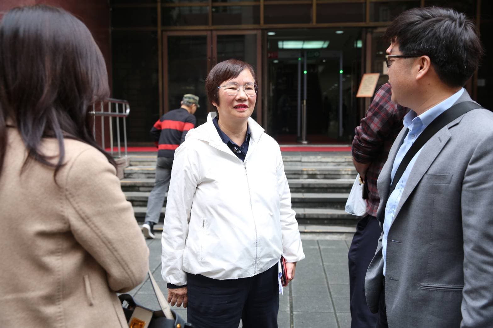 前立委羅淑蕾不滿遭影射涉入害死李新,控告郭新政及盛竹如誹謗。