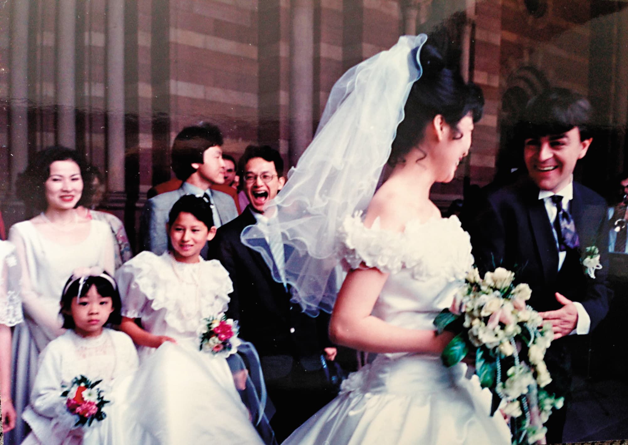 姚謙（左3）1990年赴德國參加音樂人鄭華娟（右2）婚禮。（姚謙提供）