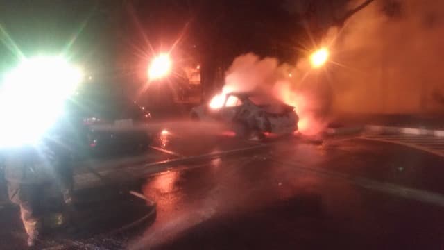 駕駛點菸卻造成車輛爆炸起火。(翻攝畫面)