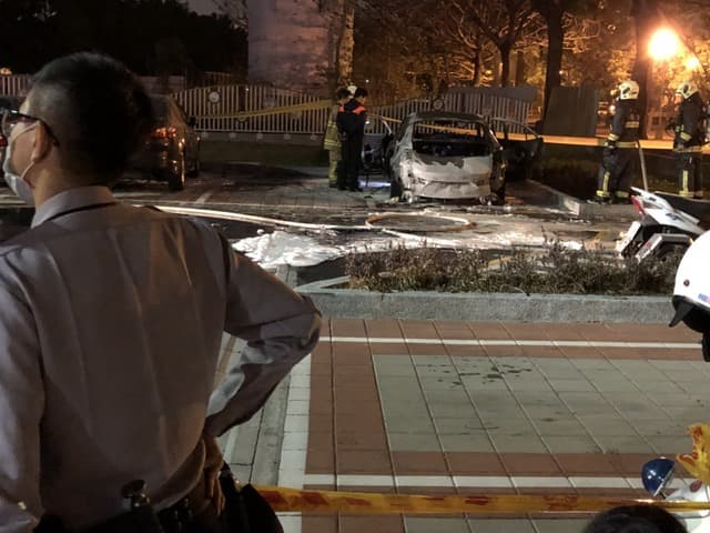 警消人員撲滅火勢後,在現場勘驗。(翻攝畫面)