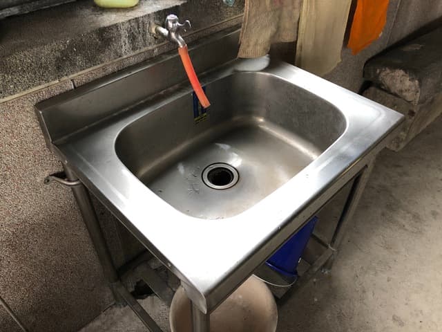 劉女疑似就是在這處水槽淹死男嬰。(翻攝畫面)