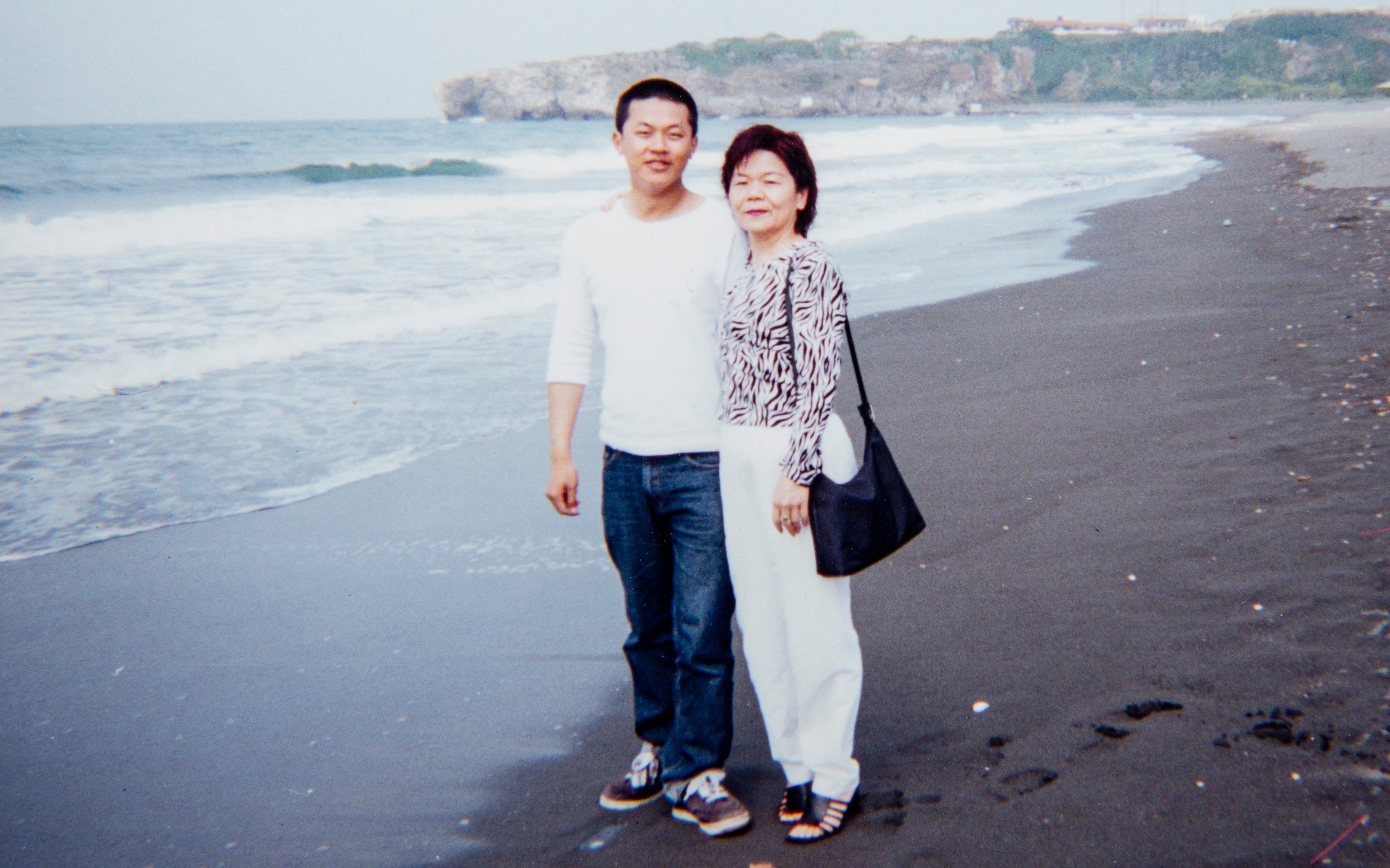 陳嘉行當兵放假時跟媽媽環島旅行，當時他身材略胖，也不懂得打扮。（陳嘉行提供）