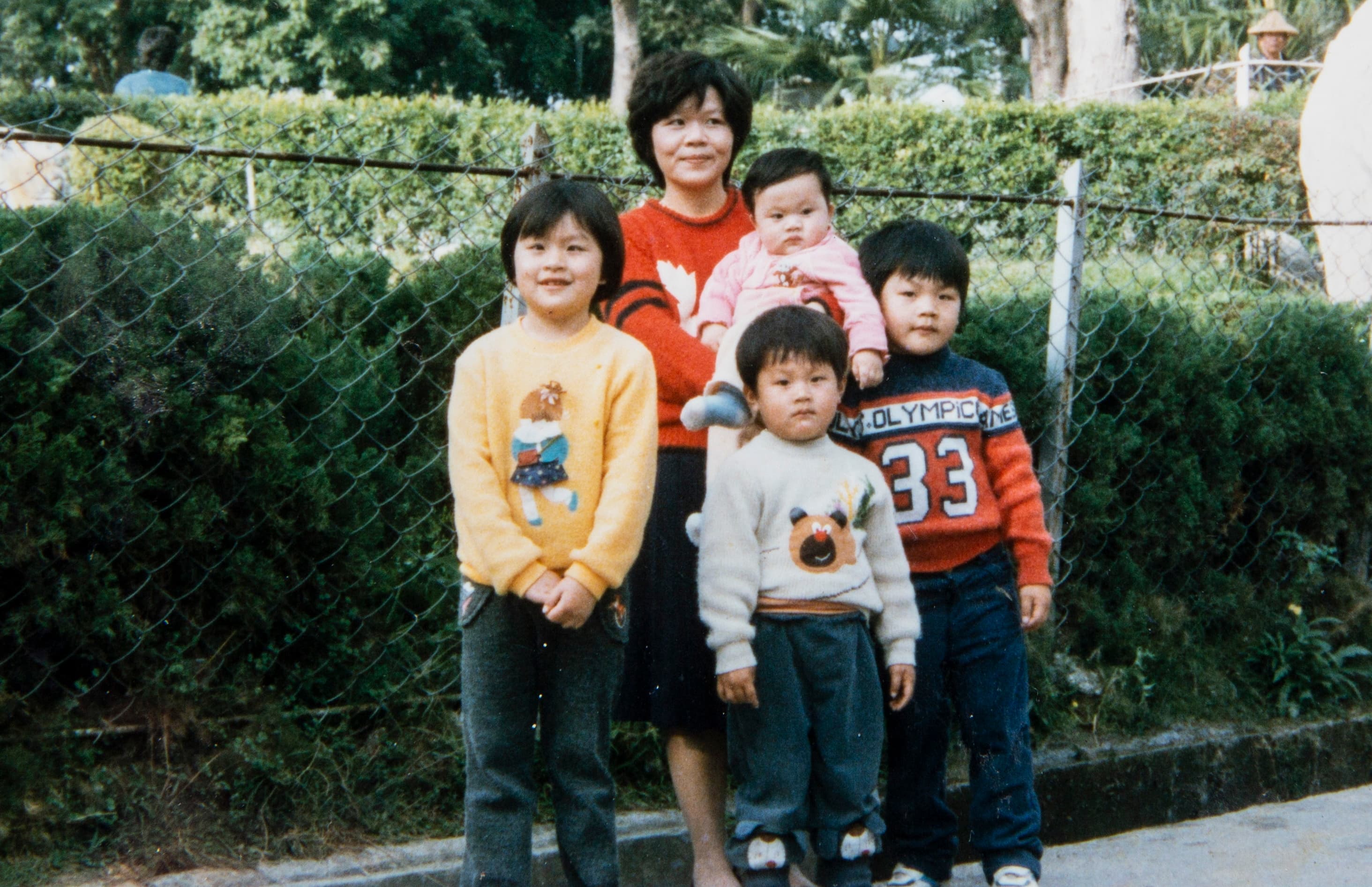 陳嘉行童年去監獄探望父親後，媽媽帶著小孩順道到台中公園玩的留影。（陳嘉行提供）