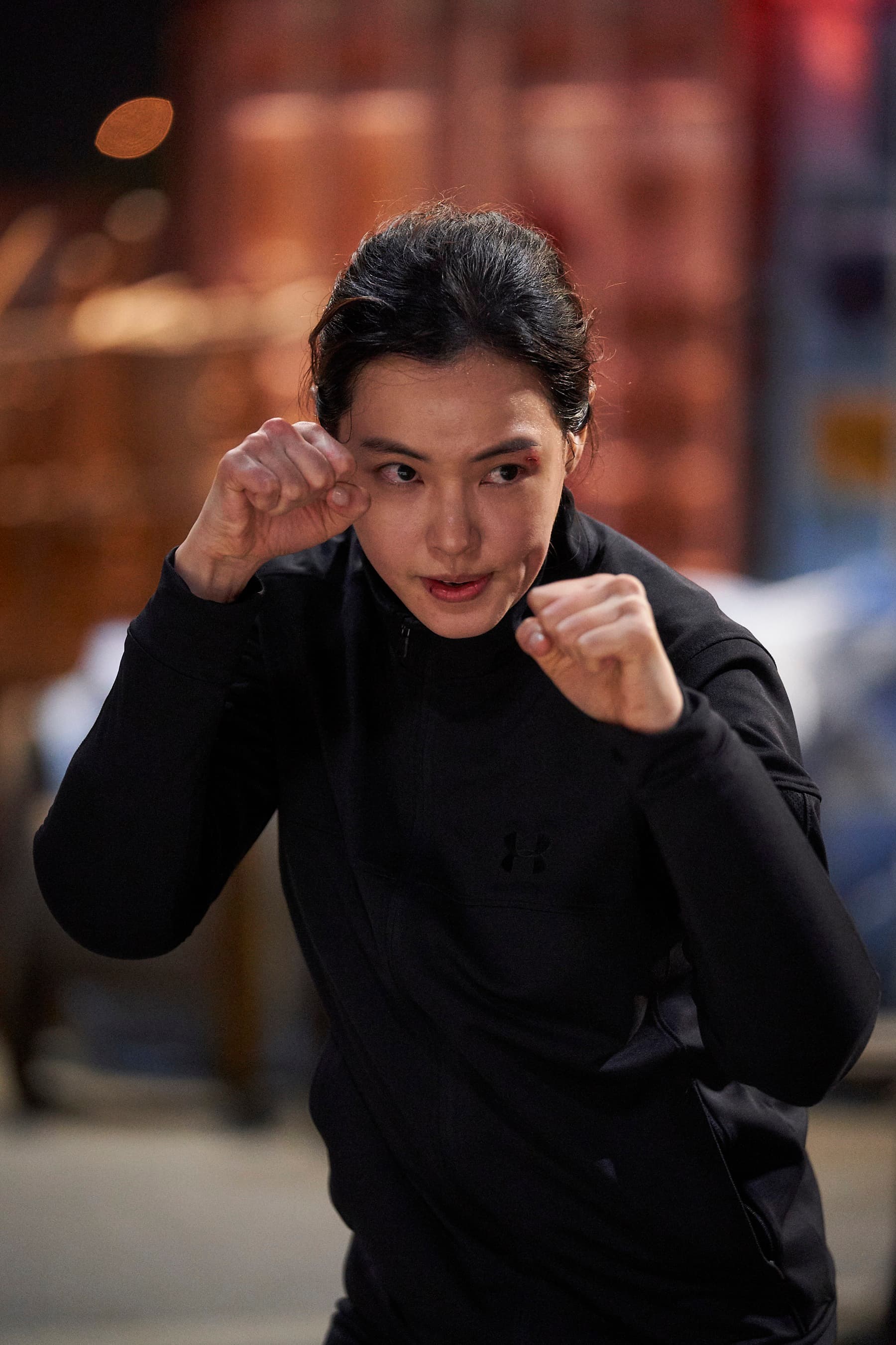 韓星李哈妮拋去美麗外表，演出一位恰查某探員，令人忘記她曾是以美貌取勝的香港小姐。（CatchPlay提供）
