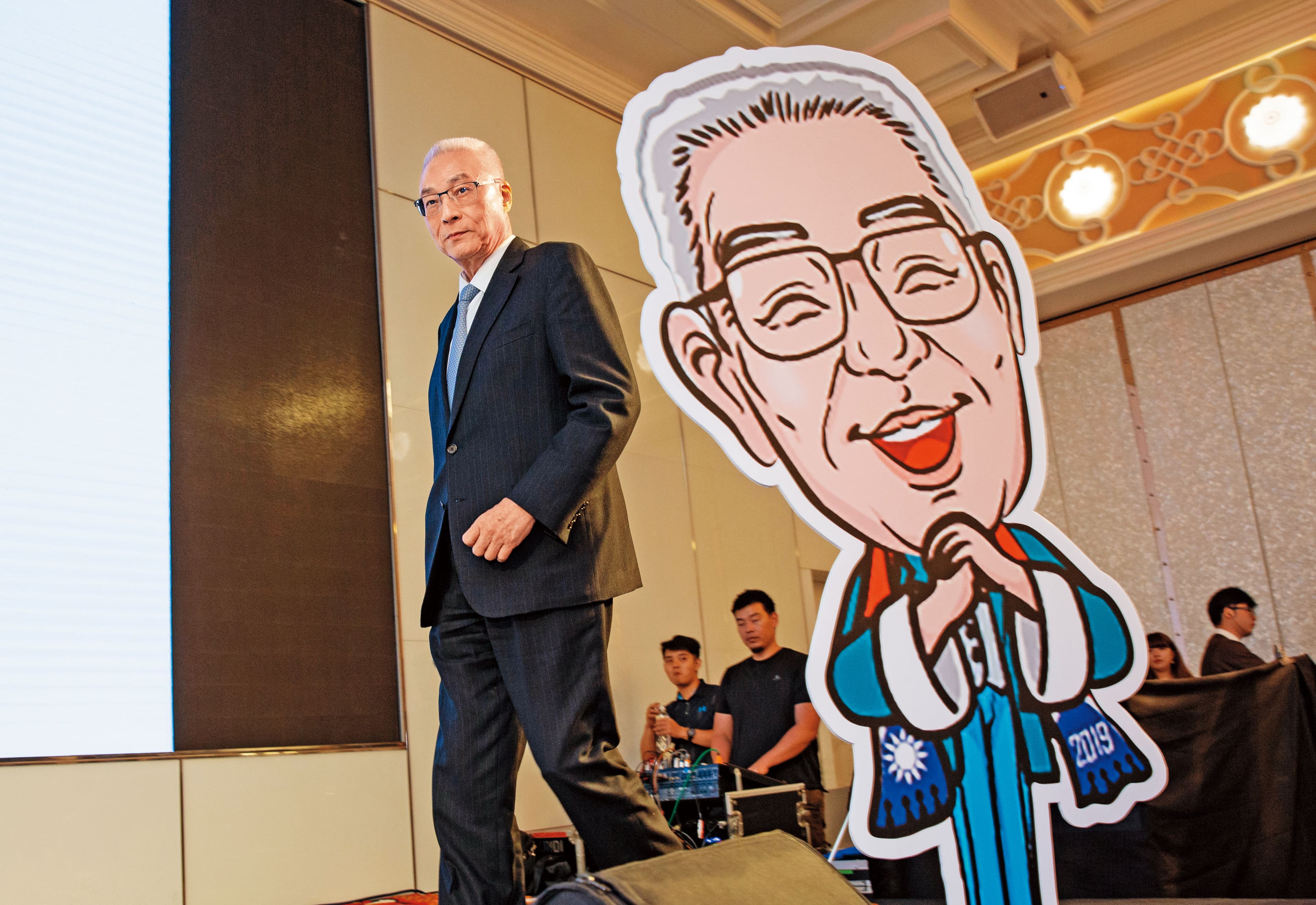 吳敦義礙於黨主席身分,對是否宣布參選明顯較為謹慎,若衝刺到5月人氣仍未拉抬,將改抬轎拱韓當造王者。