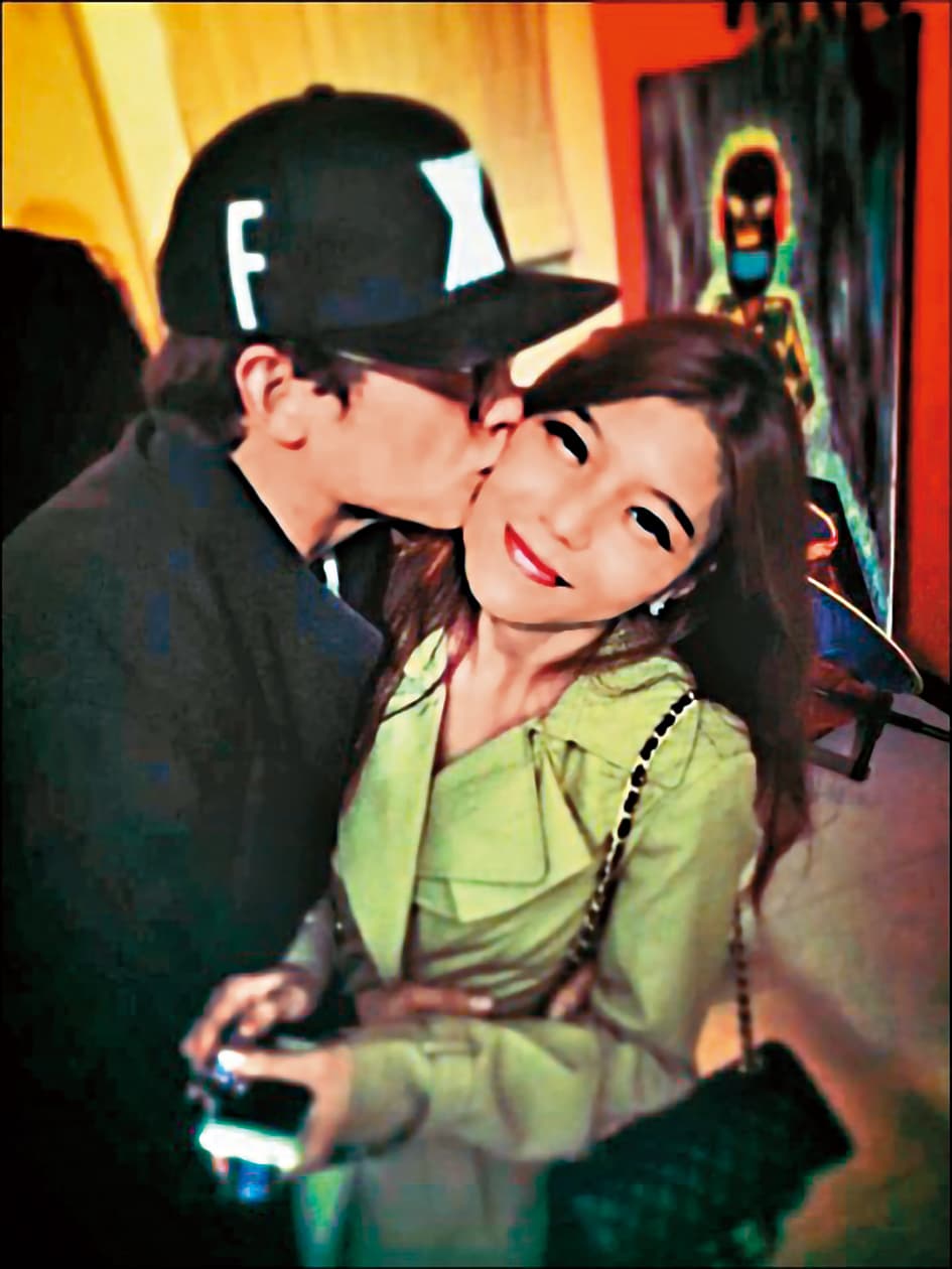 倪安東2011年就傳出與護士女友Vivi結婚的消息,但他多次說謊不認已婚,直到2014年才自拍影片坦承並道歉。(翻攝自倪安東臉書)