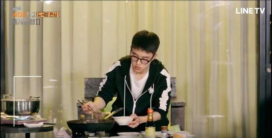 在最新一集節目中，都敬秀親自下廚烹煮「湯飯」給團員們享用。（LINE TV提供）
